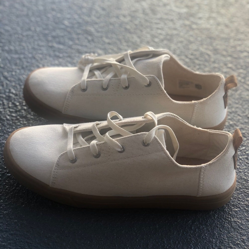 NWOT TOMS White Denim Youth Lenny Sneakers
Size: 6
